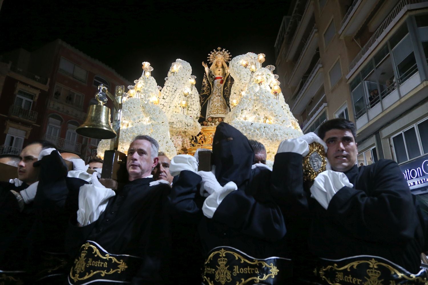 La procesión del Santo Entierro en Cartagena, en imágenes