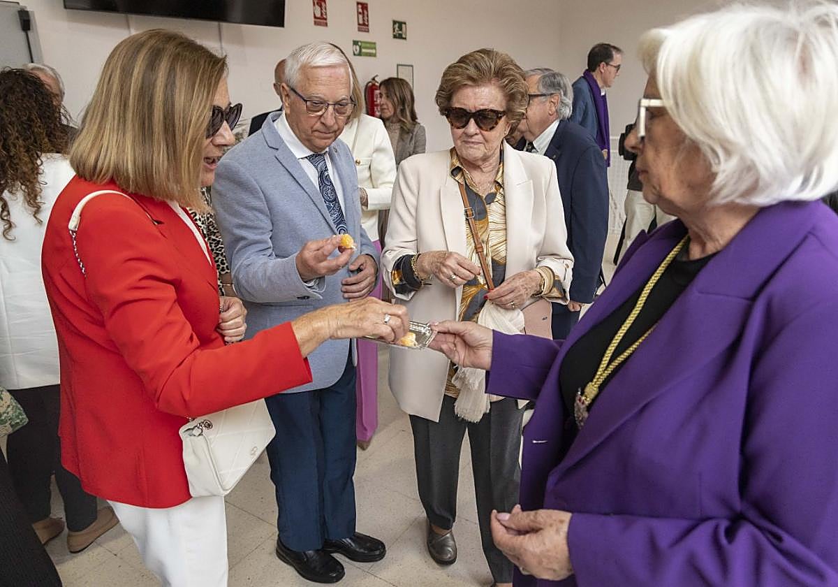 Procesionistas marrajos prueban las yemas a la salida del cabildo celebrado en el Luzzy.