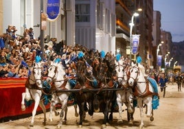 Una de las diez sigas de los emperadores romanos, del Paso Azul, con el auriga a galope con los brazos en alto.