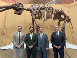 Autoridades junto al esqueleto del mamut.