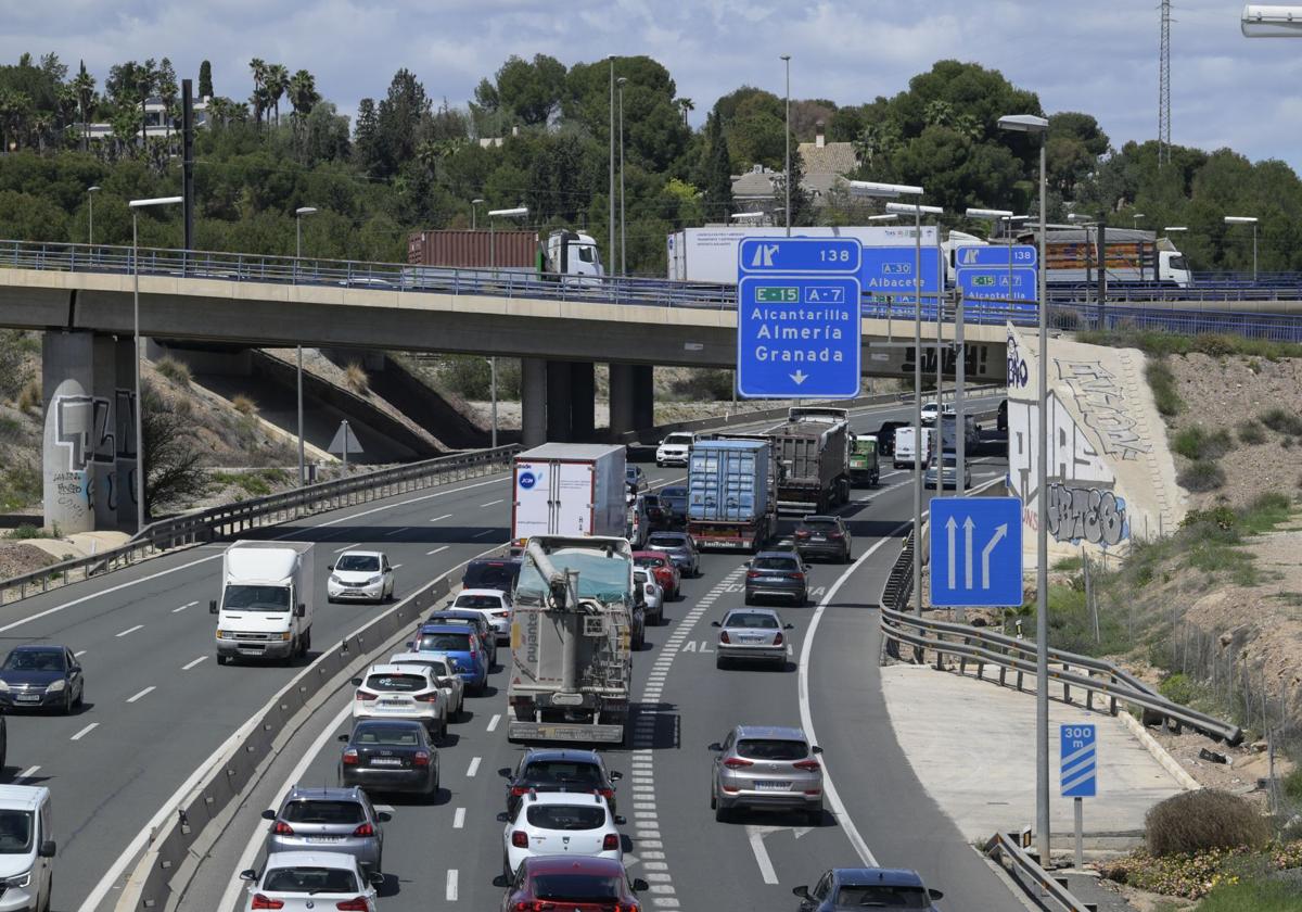 Retenciones en la autovía en Murcia en el inicio de la operación salida