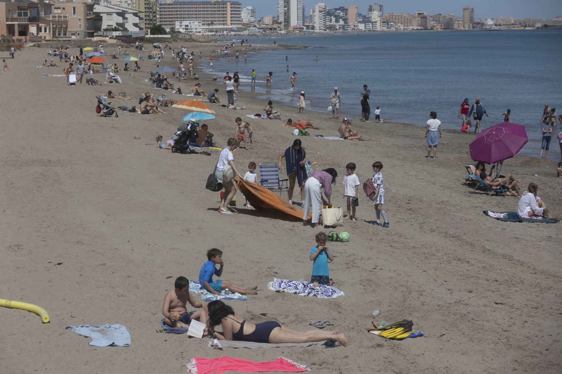 Las playas de La Manga del Mar Menor se llenan de turistas, en imágenes