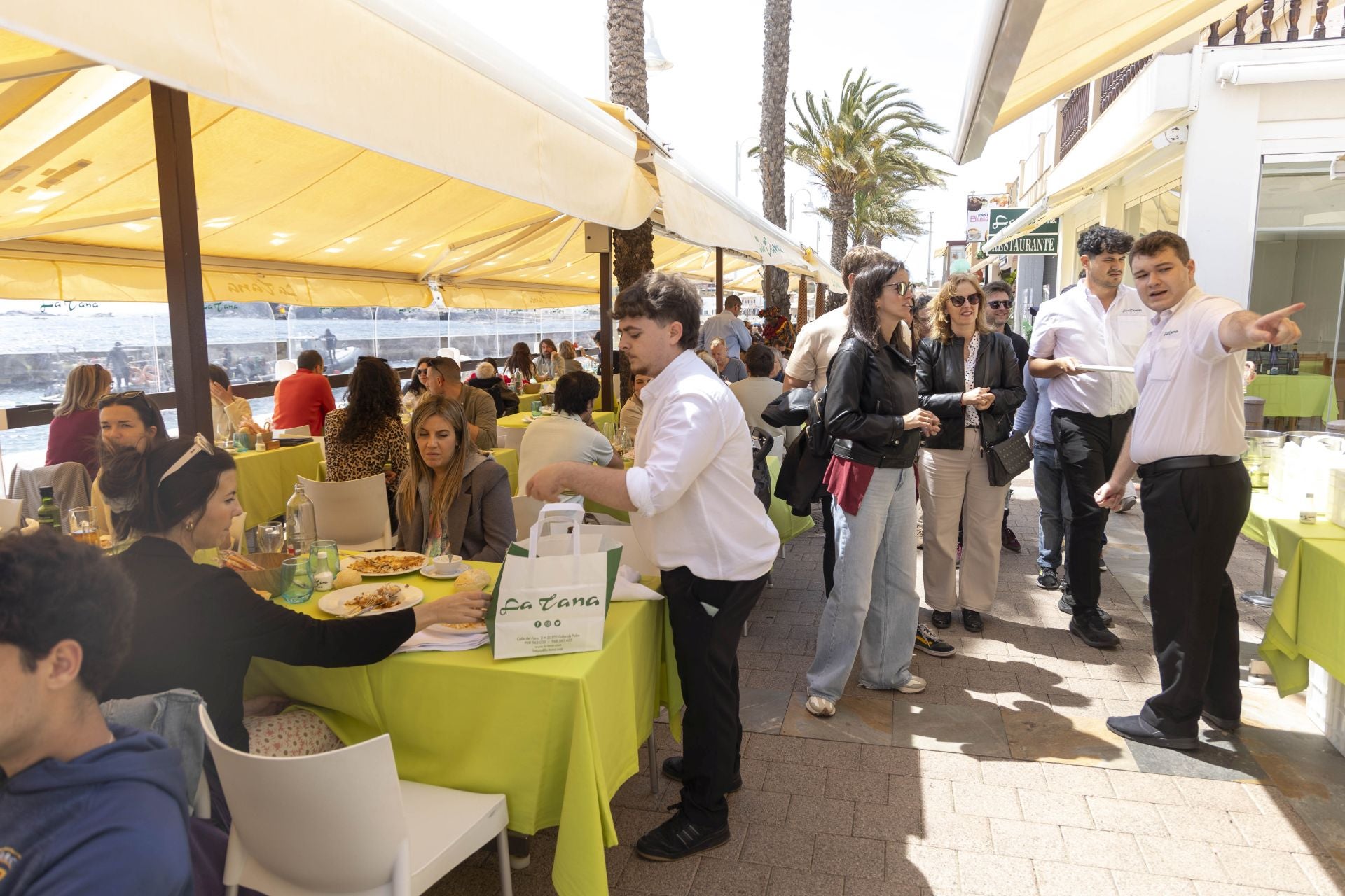 Las playas de La Manga del Mar Menor se llenan de turistas, en imágenes
