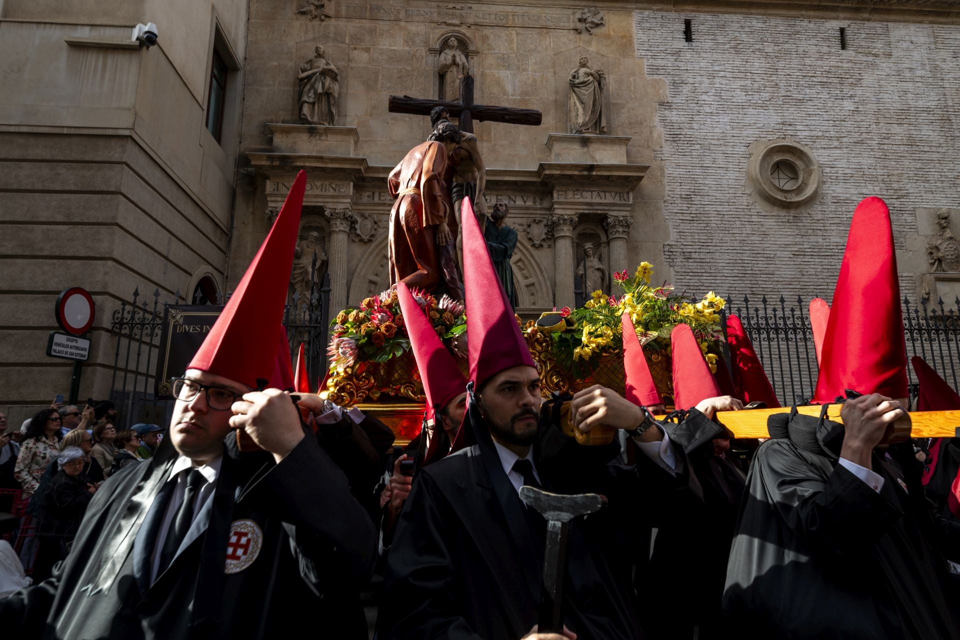 Luto en las calles de Murcia en el Viernes Santo
