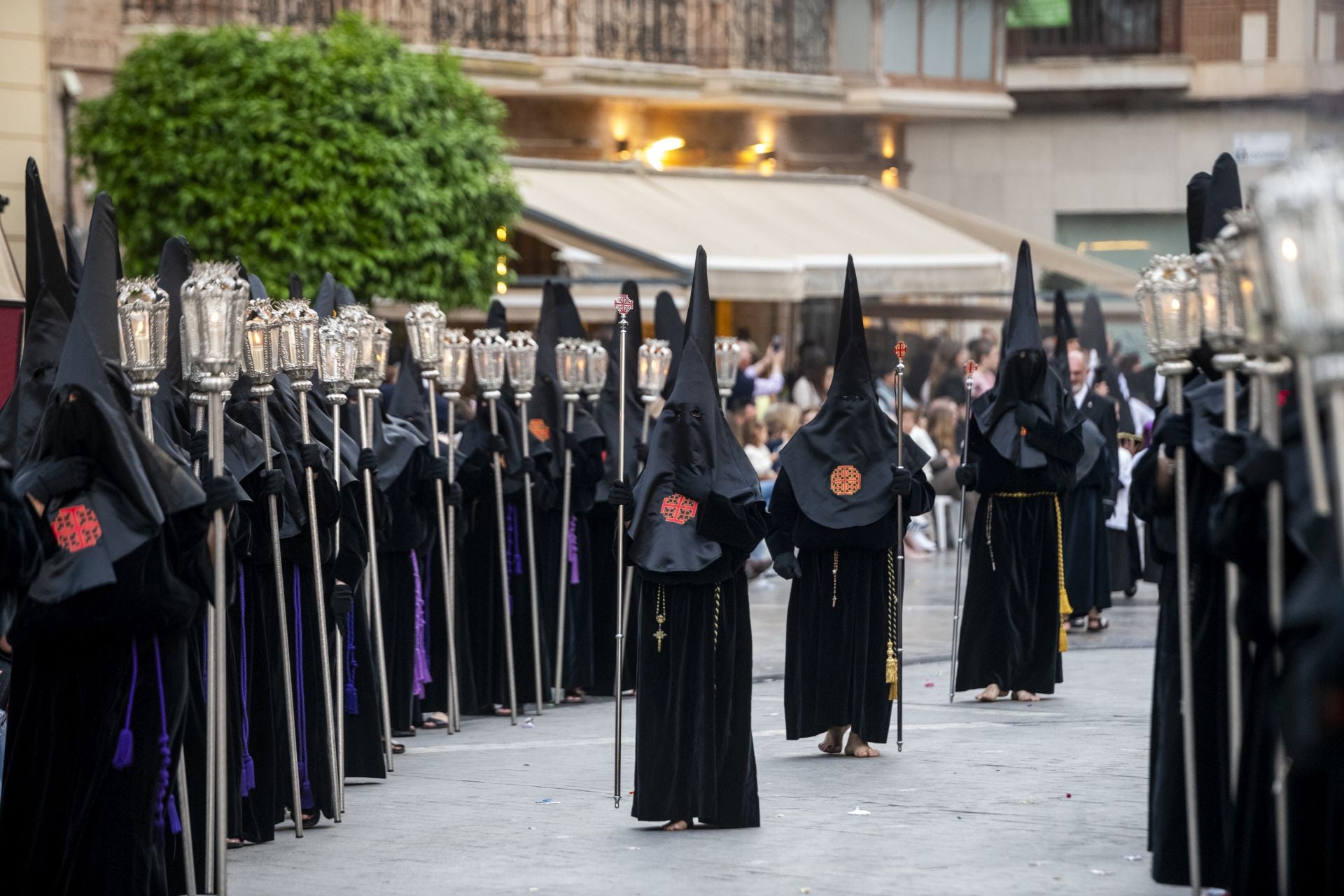 Luto en las calles de Murcia en el Viernes Santo