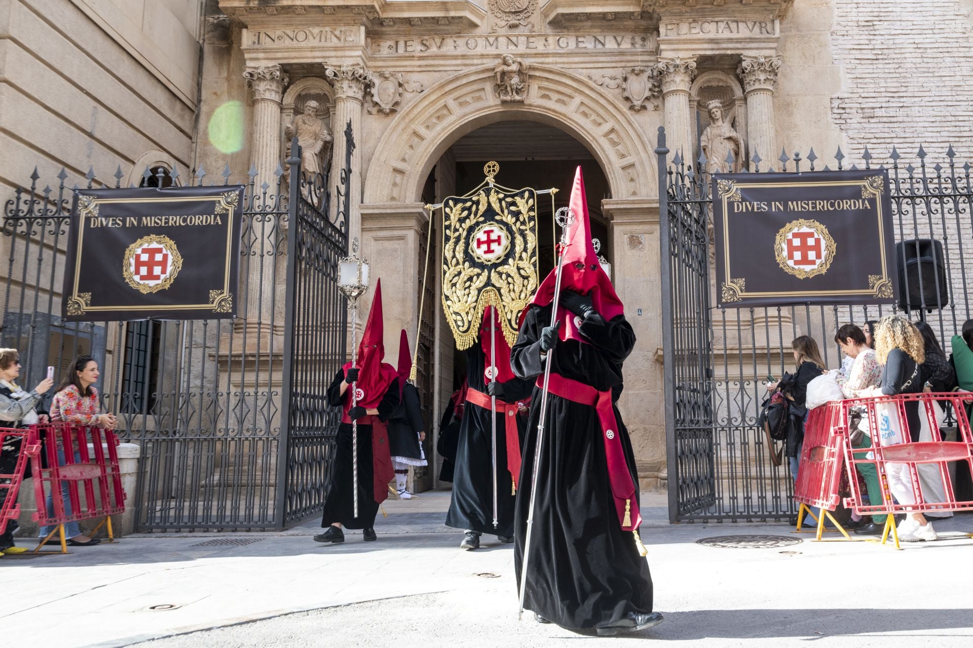 Luto en las calles de Murcia en el Viernes Santo
