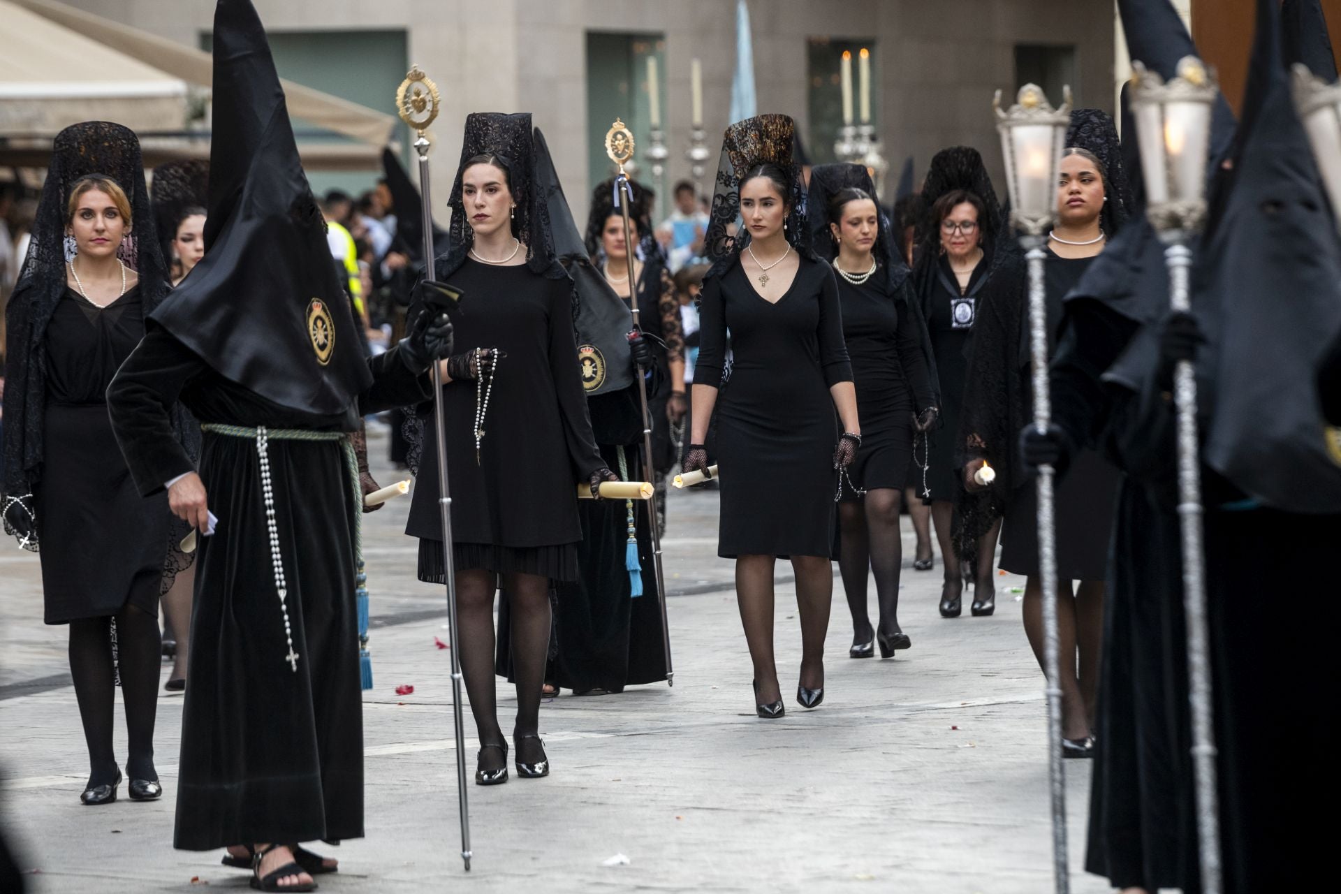 Luto en las calles de Murcia en el Viernes Santo
