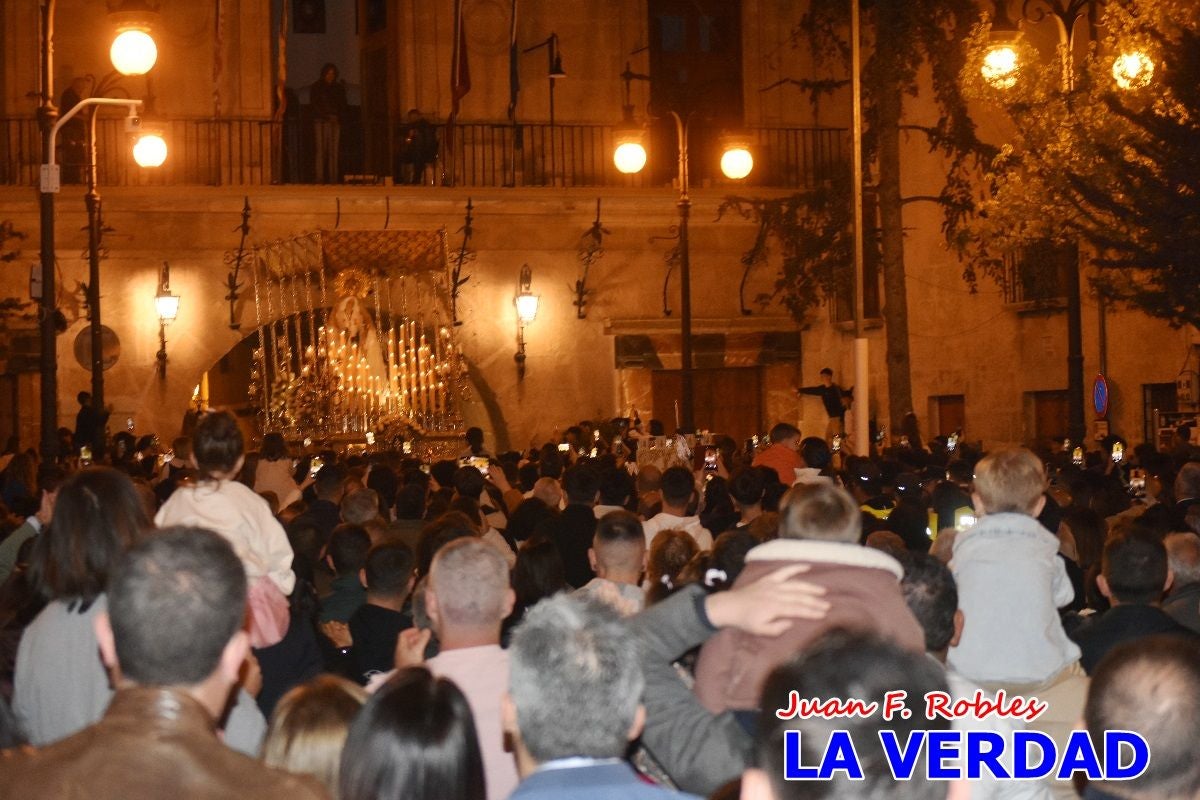 La Virgen Blanca reina en el atardecer de Jueves Santo en Caravaca de la Cruz