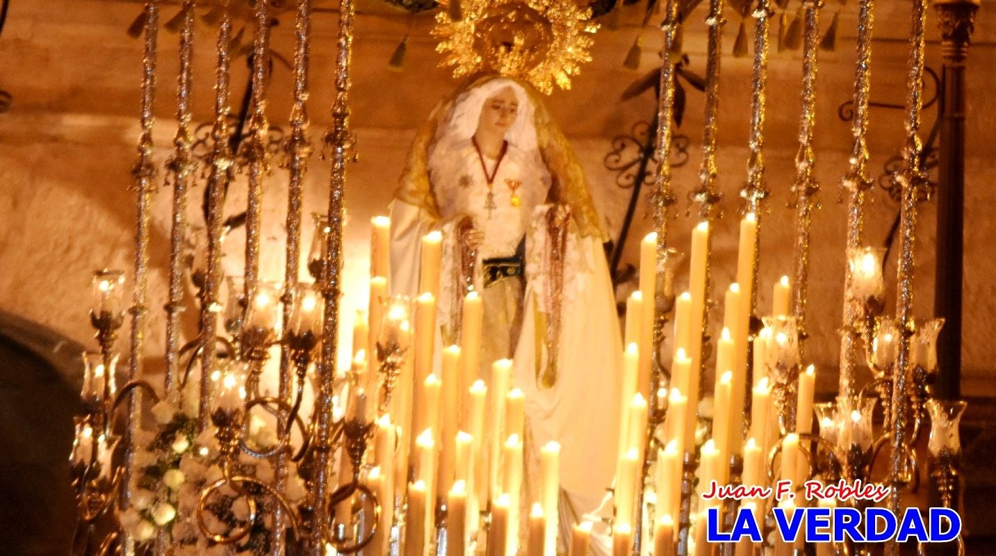 La Virgen Blanca reina en el atardecer de Jueves Santo en Caravaca de la Cruz