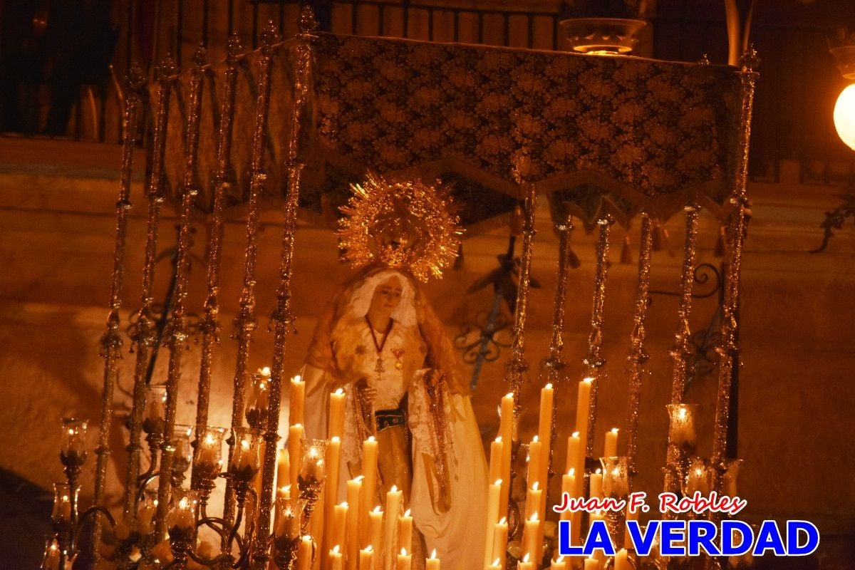 La Virgen Blanca reina en el atardecer de Jueves Santo en Caravaca de la Cruz