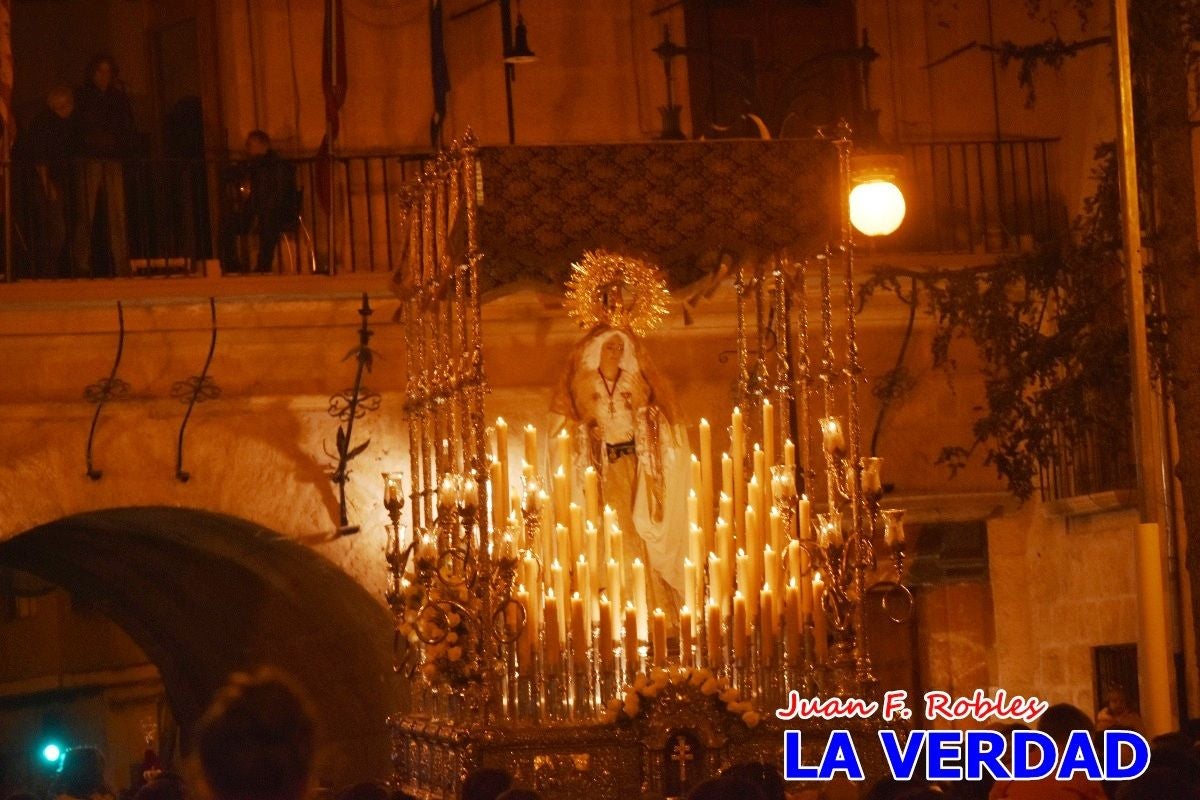 La Virgen Blanca reina en el atardecer de Jueves Santo en Caravaca de la Cruz