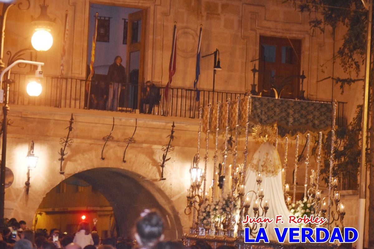 La Virgen Blanca reina en el atardecer de Jueves Santo en Caravaca de la Cruz