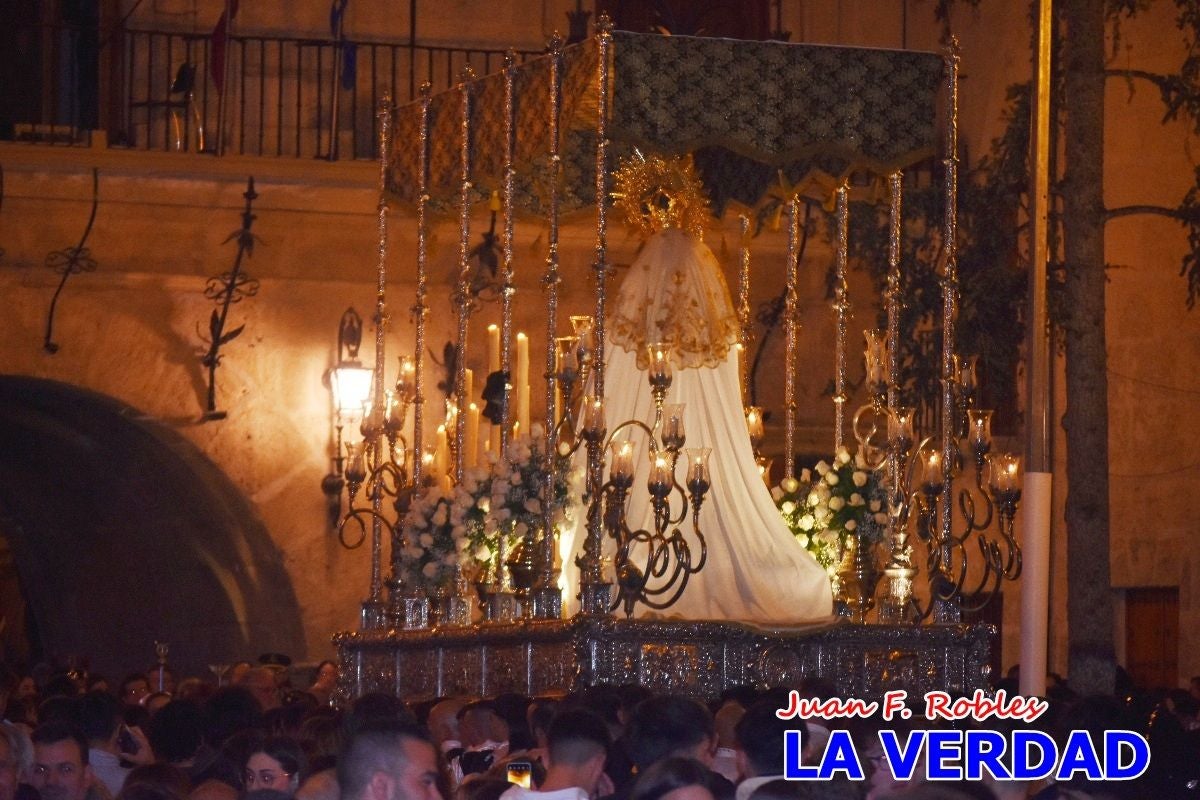 La Virgen Blanca reina en el atardecer de Jueves Santo en Caravaca de la Cruz