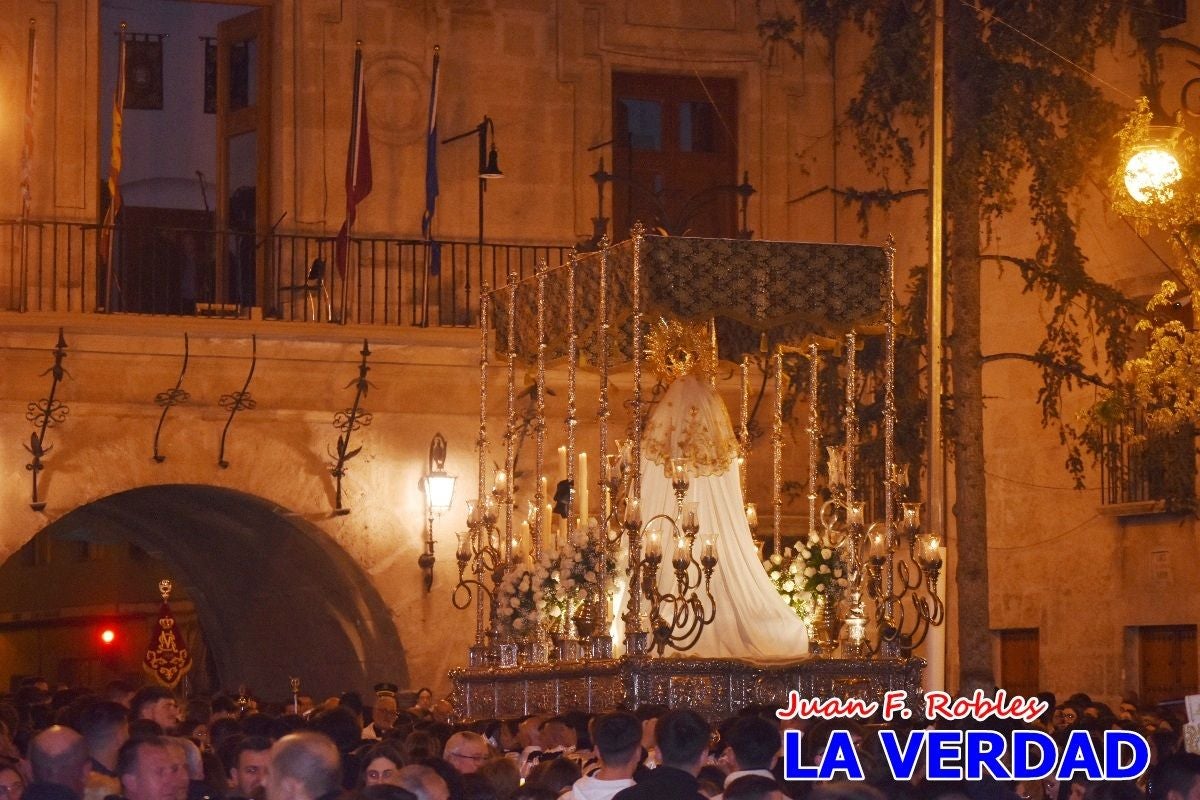 La Virgen Blanca reina en el atardecer de Jueves Santo en Caravaca de la Cruz