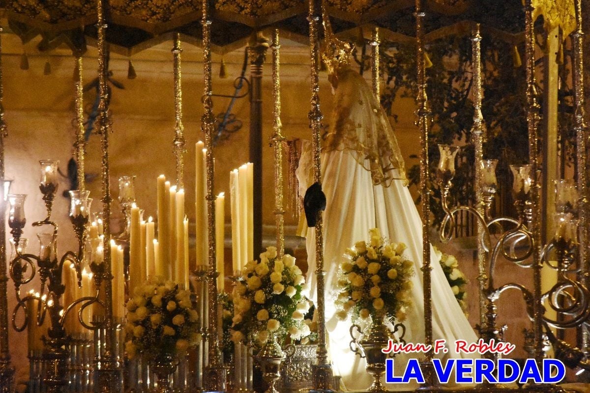 La Virgen Blanca reina en el atardecer de Jueves Santo en Caravaca de la Cruz