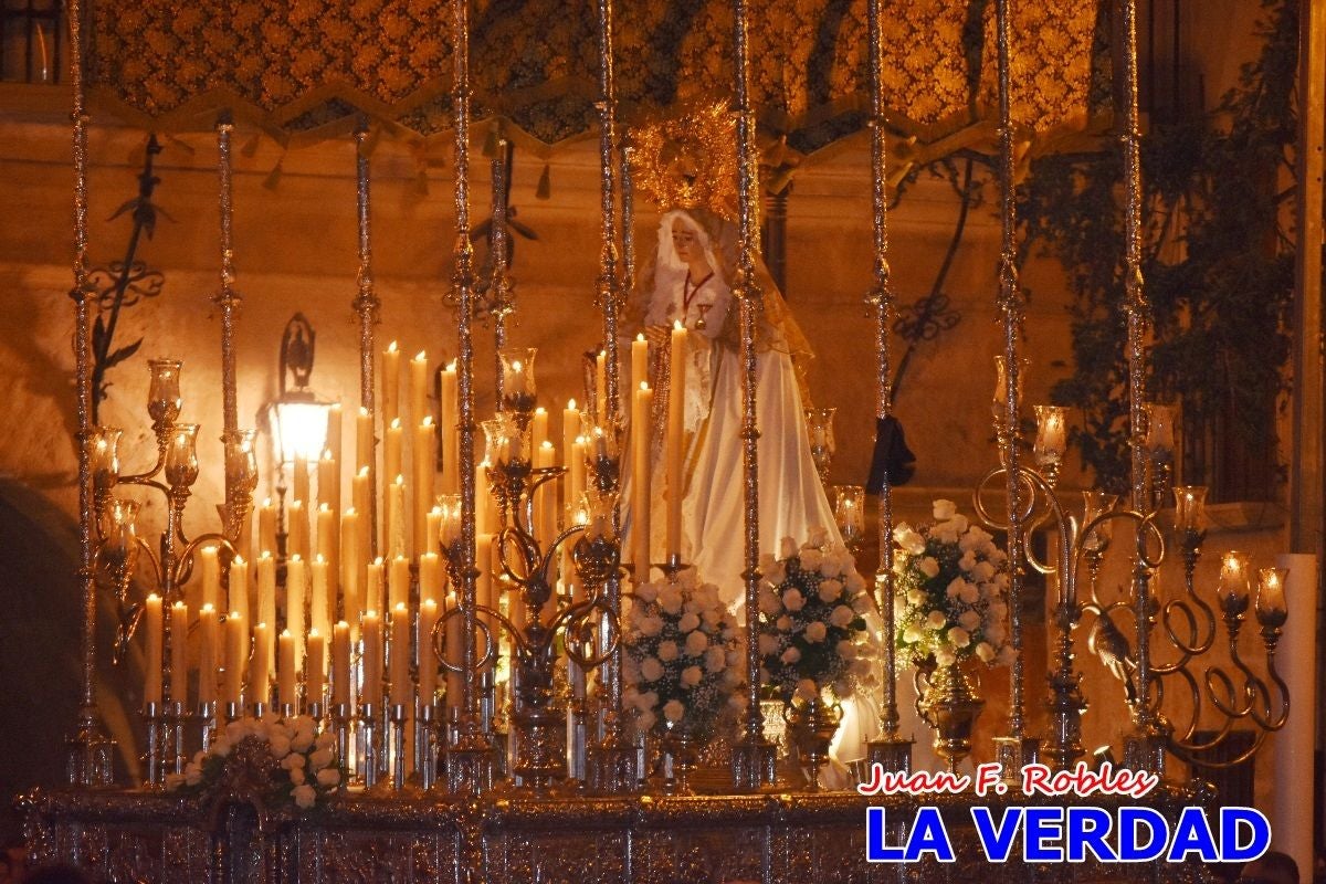 La Virgen Blanca reina en el atardecer de Jueves Santo en Caravaca de la Cruz