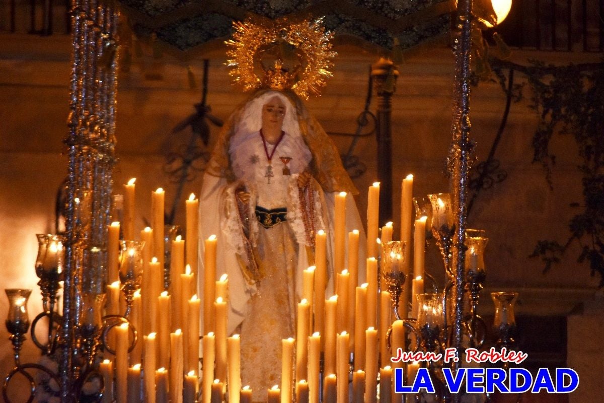La Virgen Blanca reina en el atardecer de Jueves Santo en Caravaca de la Cruz