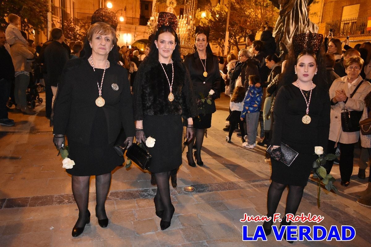 La Virgen Blanca reina en el atardecer de Jueves Santo en Caravaca de la Cruz