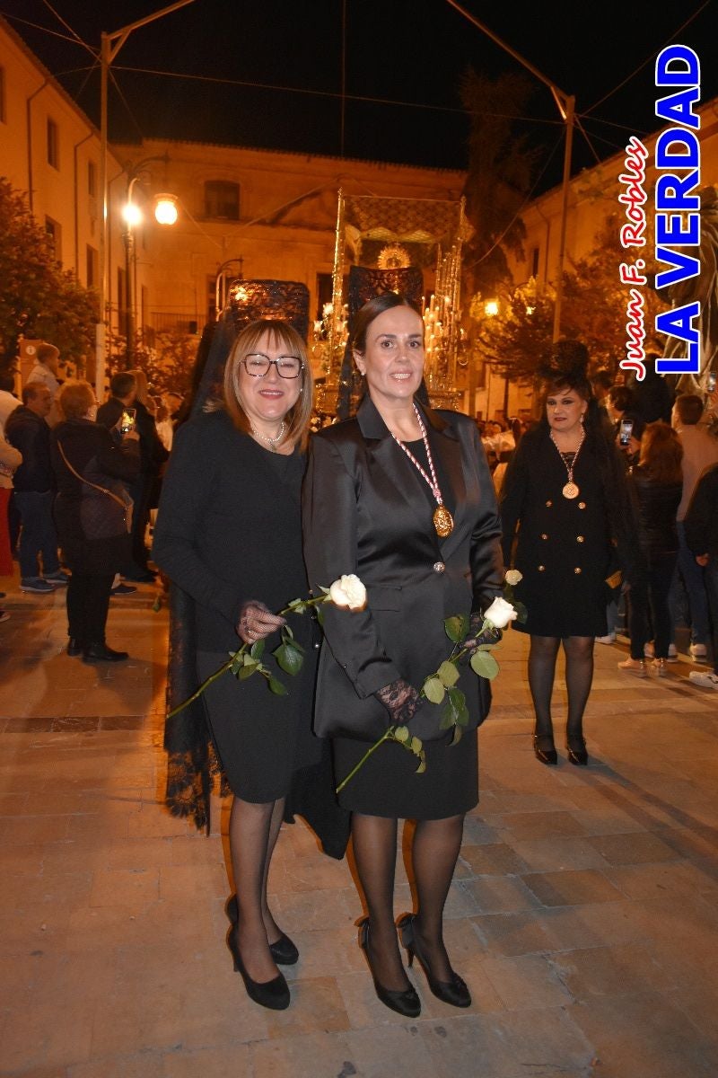 La Virgen Blanca reina en el atardecer de Jueves Santo en Caravaca de la Cruz