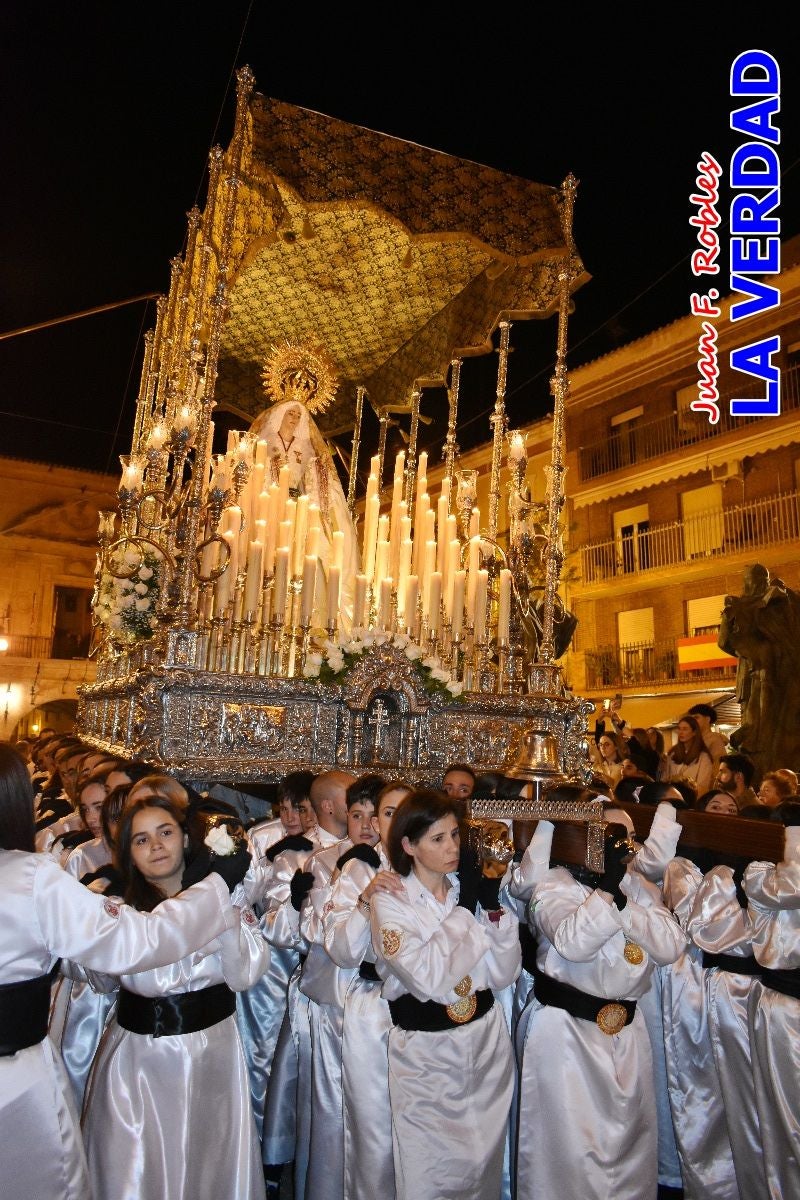 La Virgen Blanca reina en el atardecer de Jueves Santo en Caravaca de la Cruz