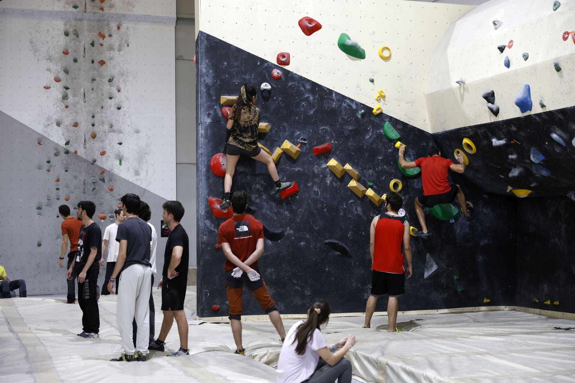 Varios jóvenes practican la escalada en el rocódromo La Gatera, en imágenes