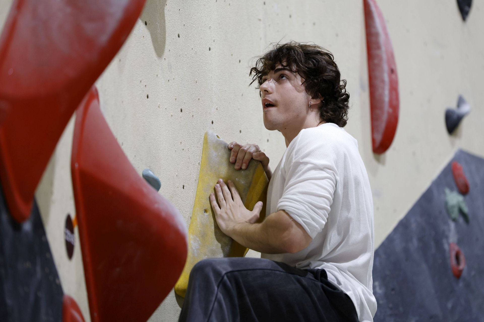 Varios jóvenes practican la escalada en el rocódromo La Gatera, en imágenes