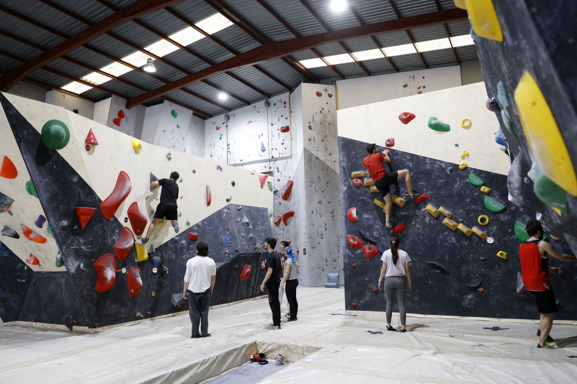 Varios jóvenes practican la escalada en el rocódromo La Gatera, en imágenes