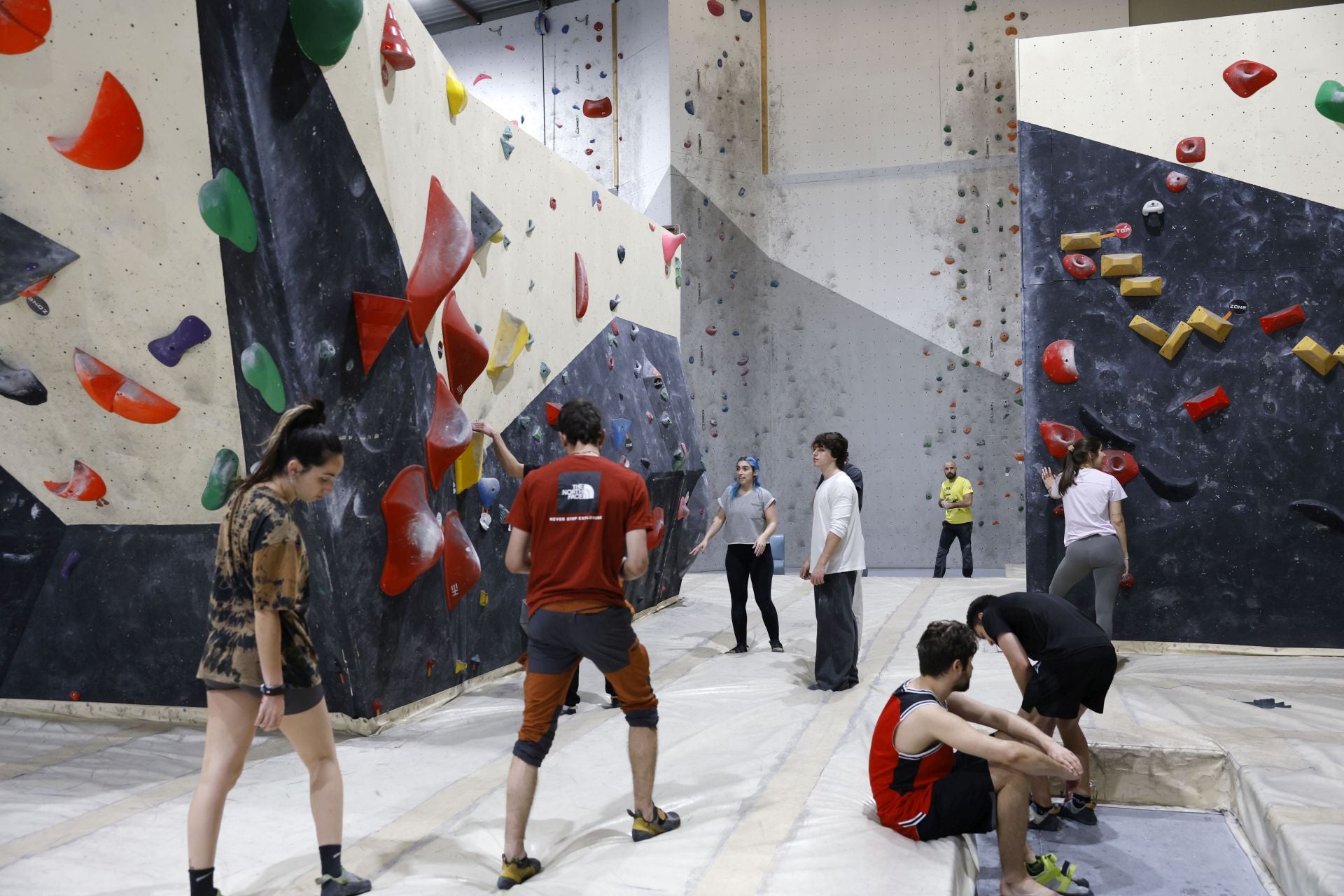 Varios jóvenes practican la escalada en el rocódromo La Gatera, en imágenes