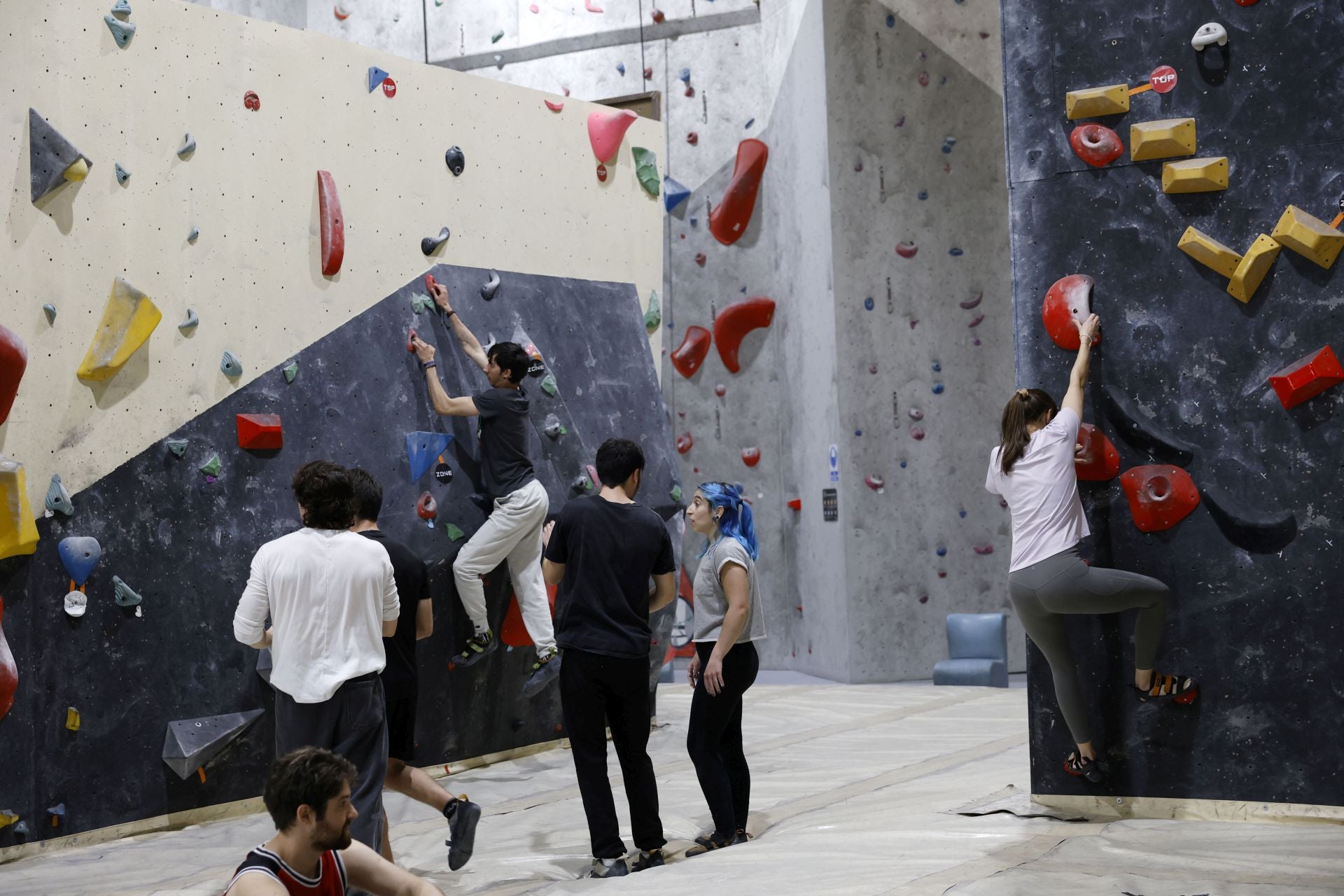 Varios jóvenes practican la escalada en el rocódromo La Gatera, en imágenes