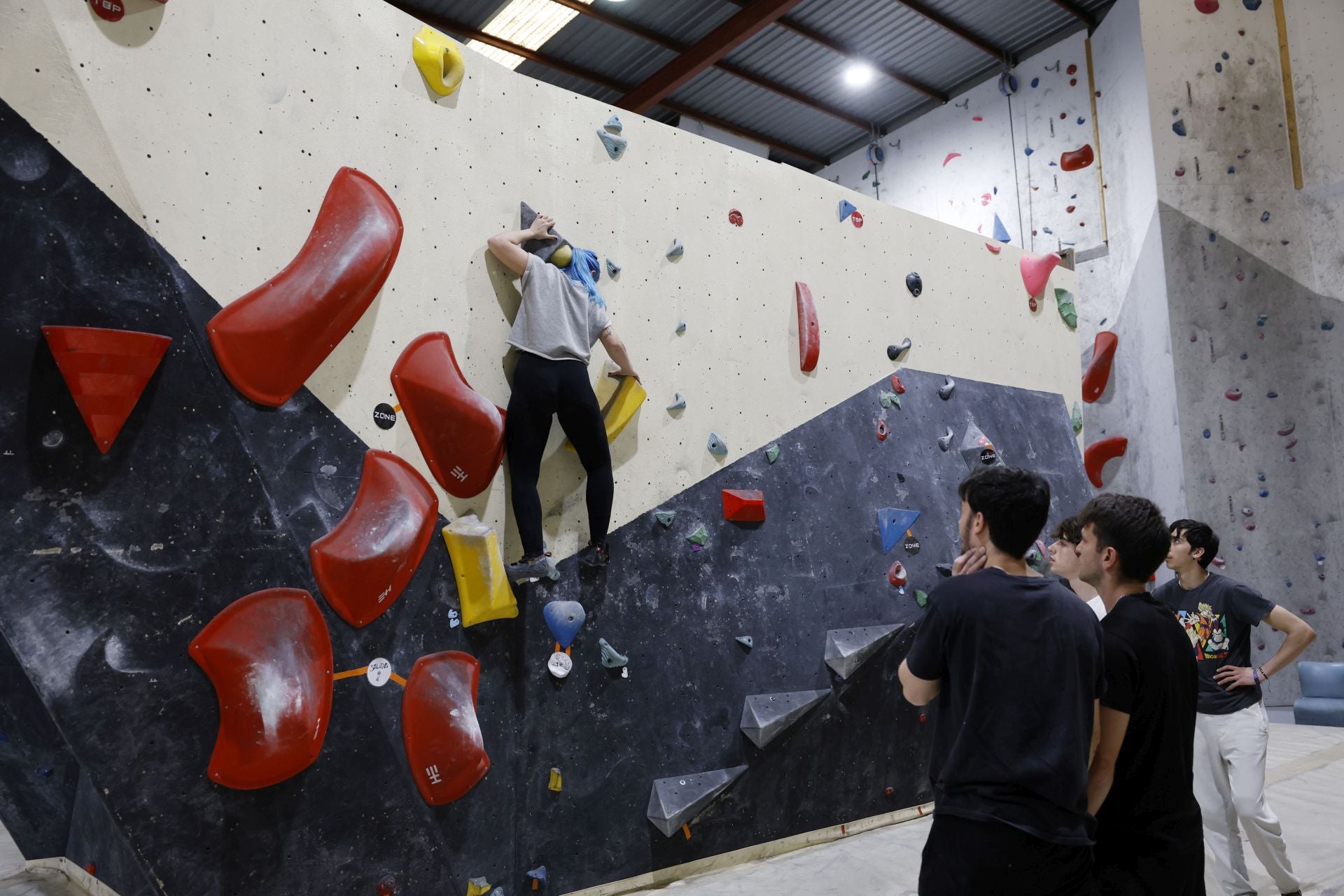 Varios jóvenes practican la escalada en el rocódromo La Gatera, en imágenes