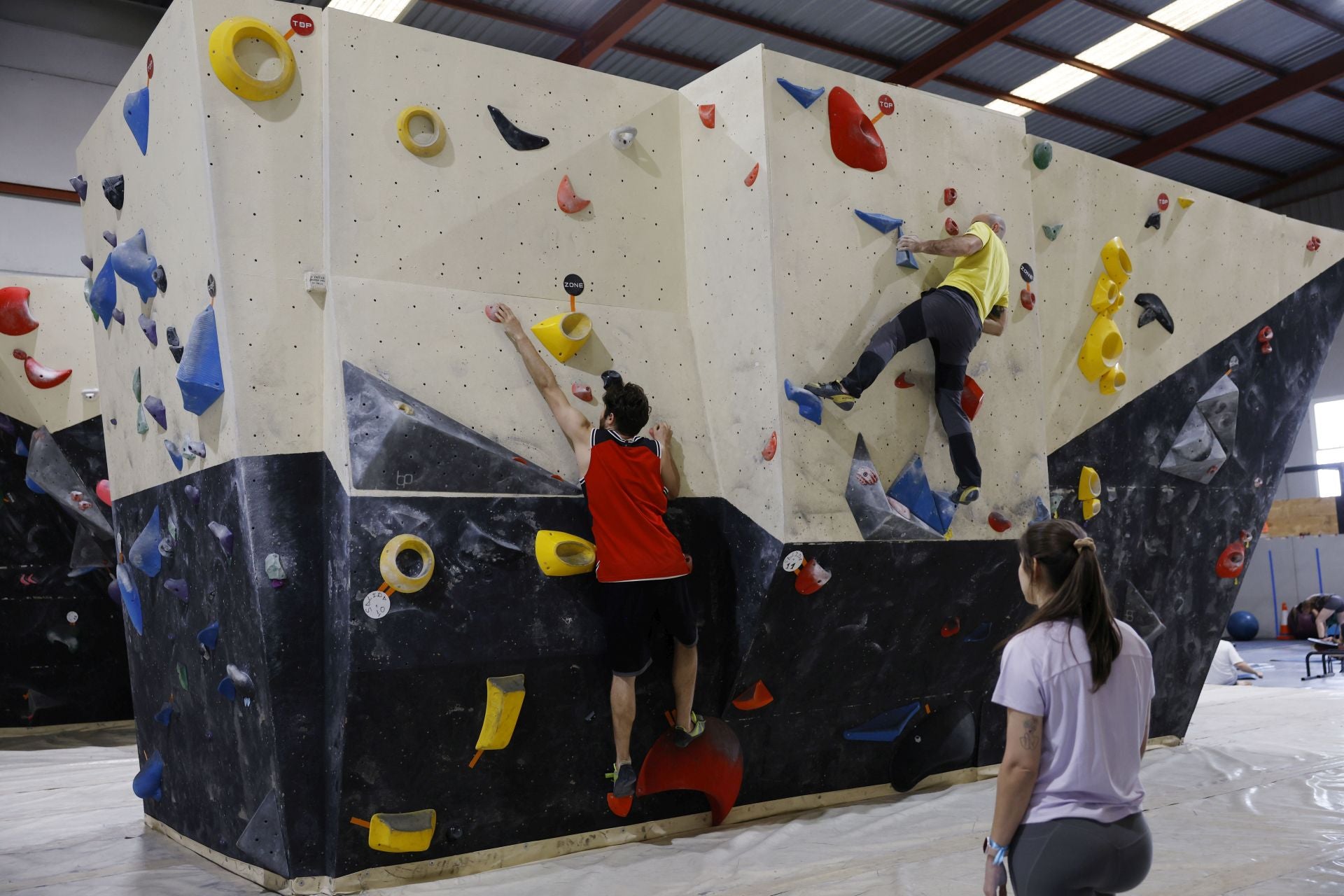 Varios jóvenes practican la escalada en el rocódromo La Gatera, en imágenes