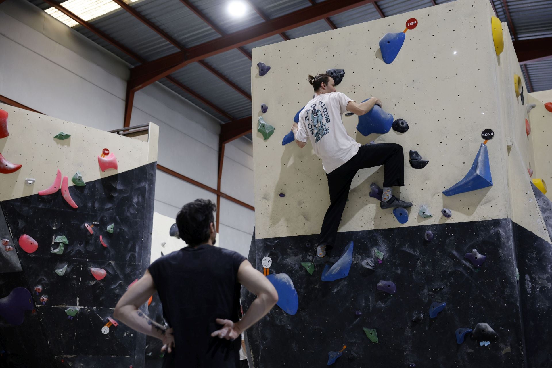 Varios jóvenes practican la escalada en el rocódromo La Gatera, en imágenes