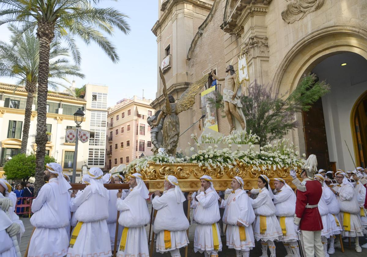 El Resucitado, este domingo, a su salida de la iglesia de Santa Eulalia.