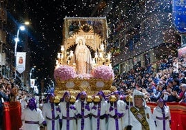 La Virgen de la Amargura, titular del Paso Blanco, puso el broche de oro a la procesión del Viernes Santo en su trono en andas sobre los hombros de 133 portapasos.