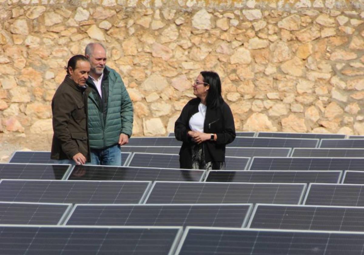 La alcaldesa de Yecla, Remedios Lajara, durante la visita a las placas solares instaladas en la estación de bombeo de agua del municipio.