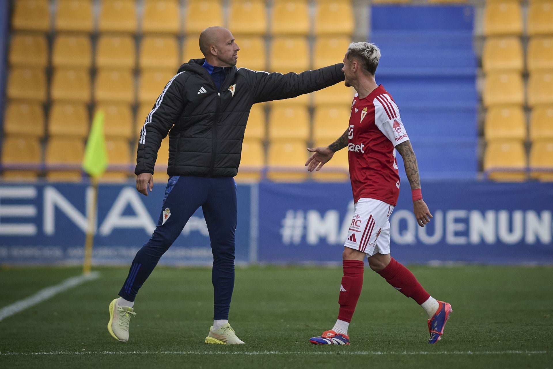 La derrota del Real Murcia frente al Alcorcón, en imágenes