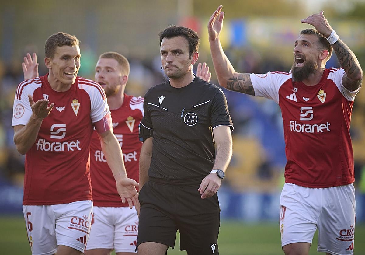 Alberto González y Saveljich protestan al árbitro, este domingo en Alcorcón.