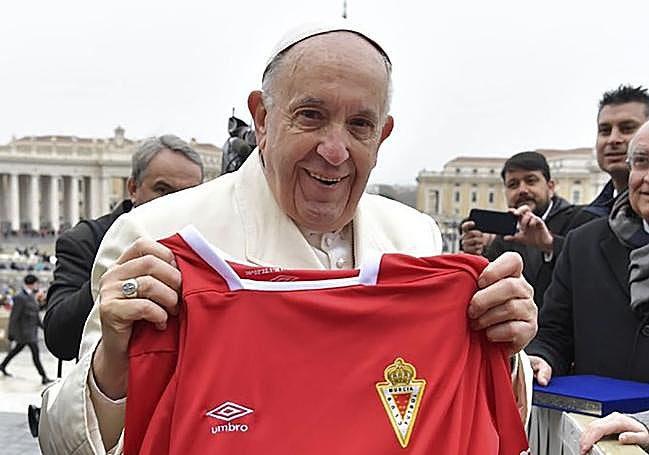 El Papa Francisco, en el año 2018, posando con la camiseta del Real Murcia en el Vaticano.