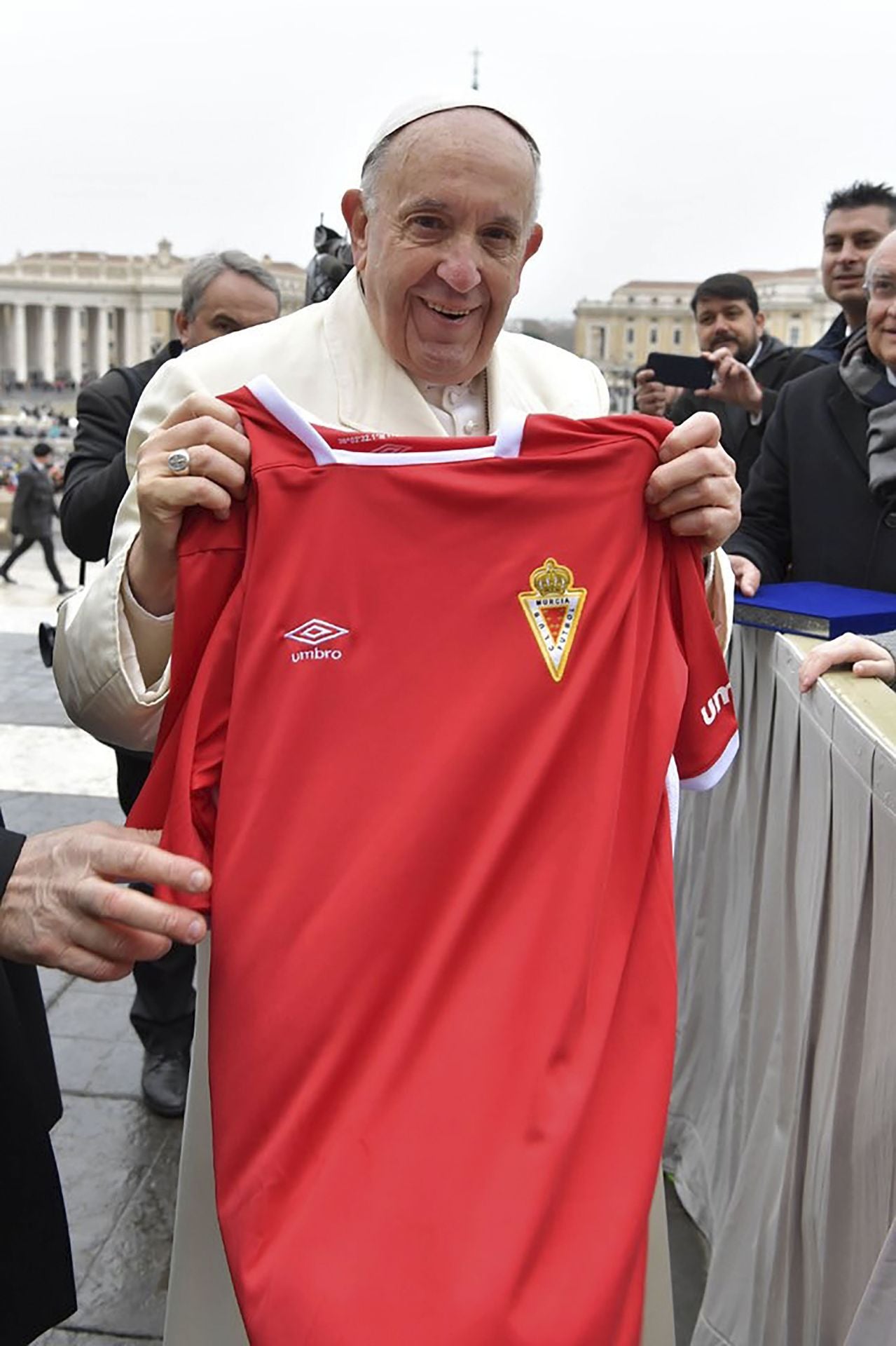 El Papa Francisco posa, en el Vaticano en 2018, con la camiseta del Real Murcia 