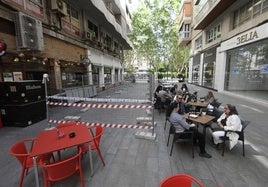 Valla instalada en la calle Pérez Casas de Murcia, este lunes.
