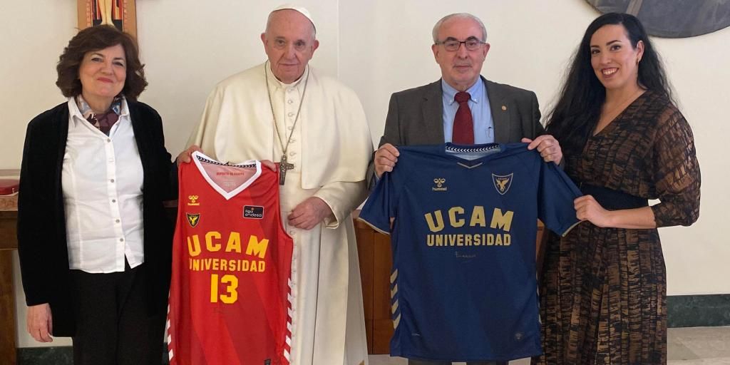 El Papa Francisco, junto con el presidente de la UCAM, José Luis Mendoza, su esposa María Dolores García y su hija María Mendoza con las camisetas del UCAM CF y UCAM CB en la Santa Sede, en 2021.