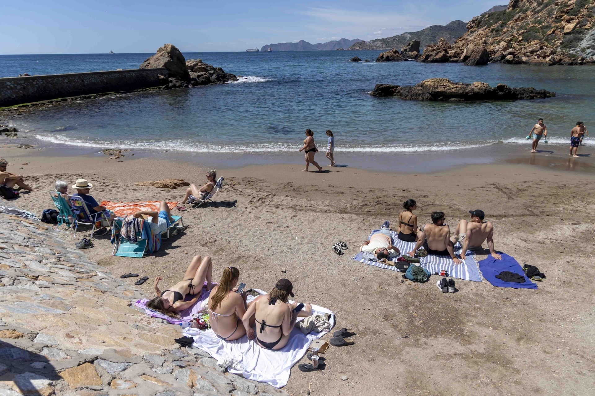Lleno en Cala Cortina y Tentegorra para comer las monas del Lunes de Pascua, en imágenes