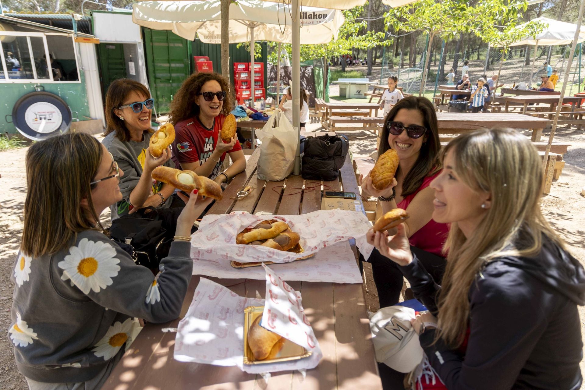 Lleno en Cala Cortina y Tentegorra para comer las monas del Lunes de Pascua, en imágenes