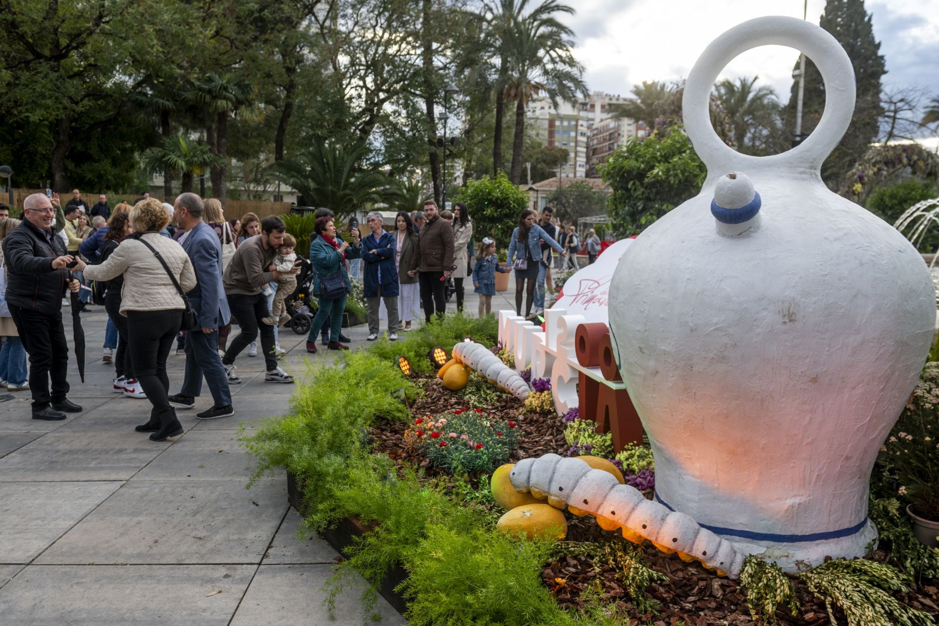 La primavera explota en las plazas de Murcia, en imágenes