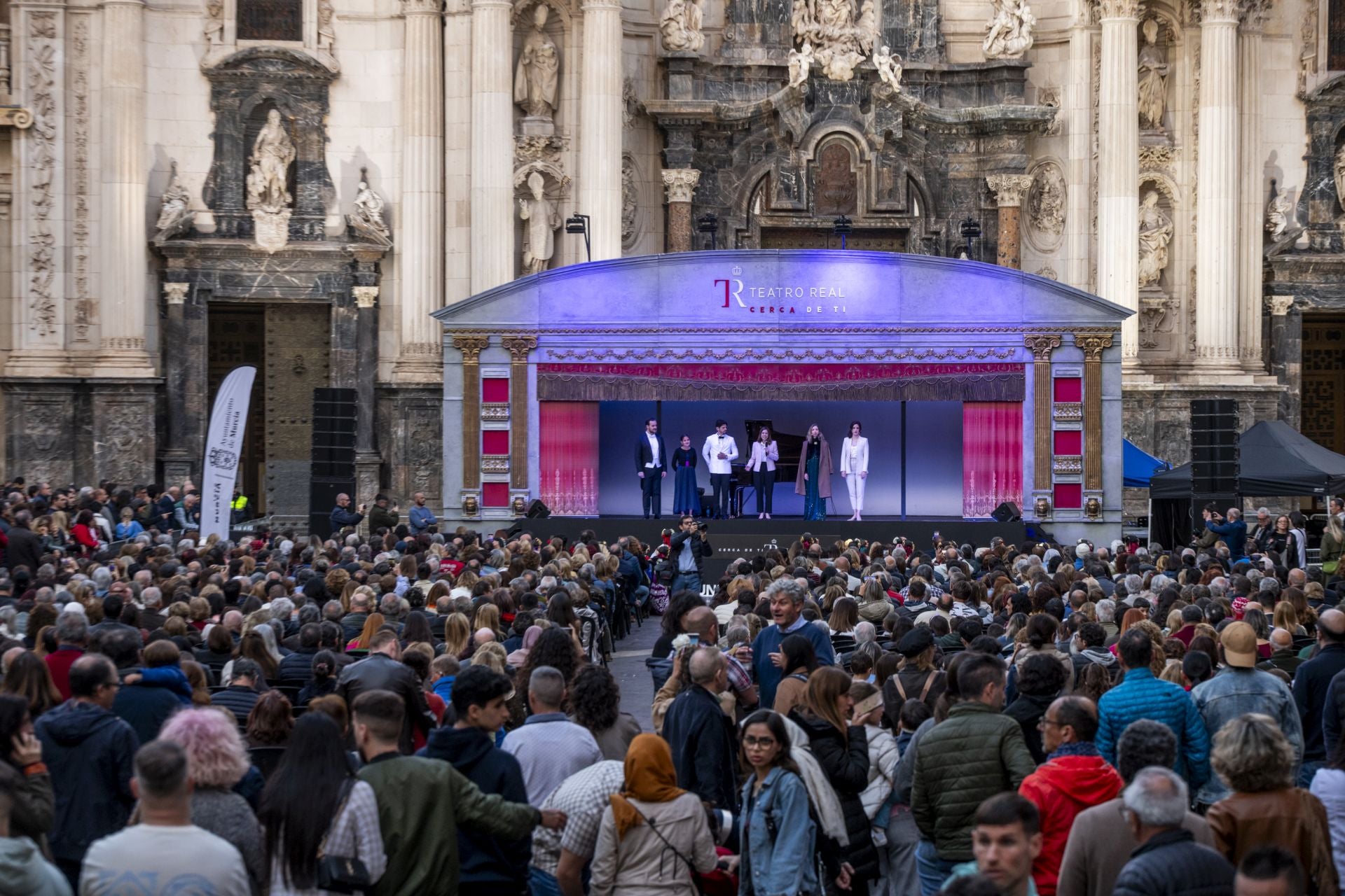 La primavera explota en las plazas de Murcia, en imágenes