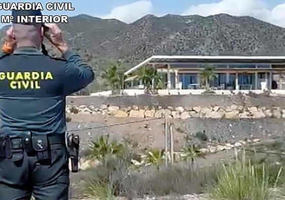 Un agente de la Benemérita vigila una de las casas en Águilas.