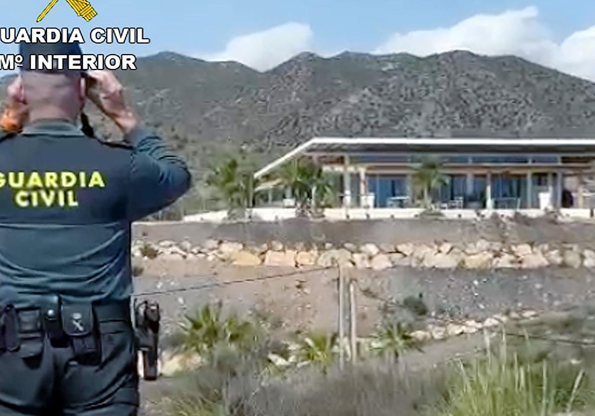 Un agente de la Benemérita vigila una de las casas en Águilas.