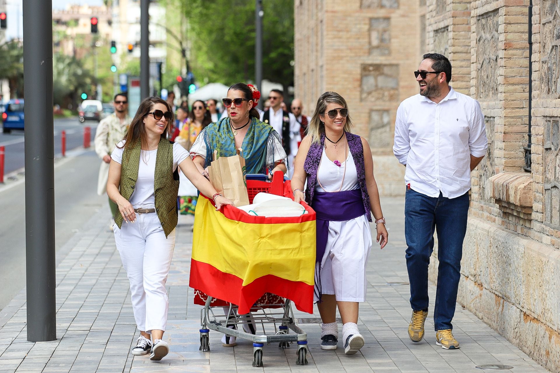 En imágenes, los huertanos inundan las calles del centro de Murcia