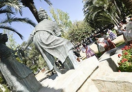Las Reinas de la Huerta y su Corte de Honor participaron ayer en la tradicional ofrenda en el Monumento a la Huerta, ubicado en el jardín del Salitre.