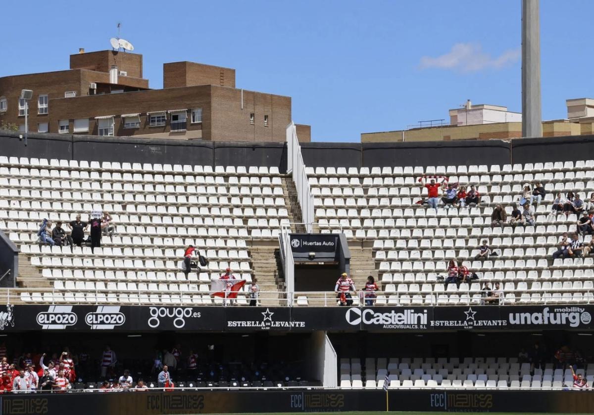 Aspecto de la curva que une el fondo norte con la grada lateral del Cartagonova, el pasado domingo.